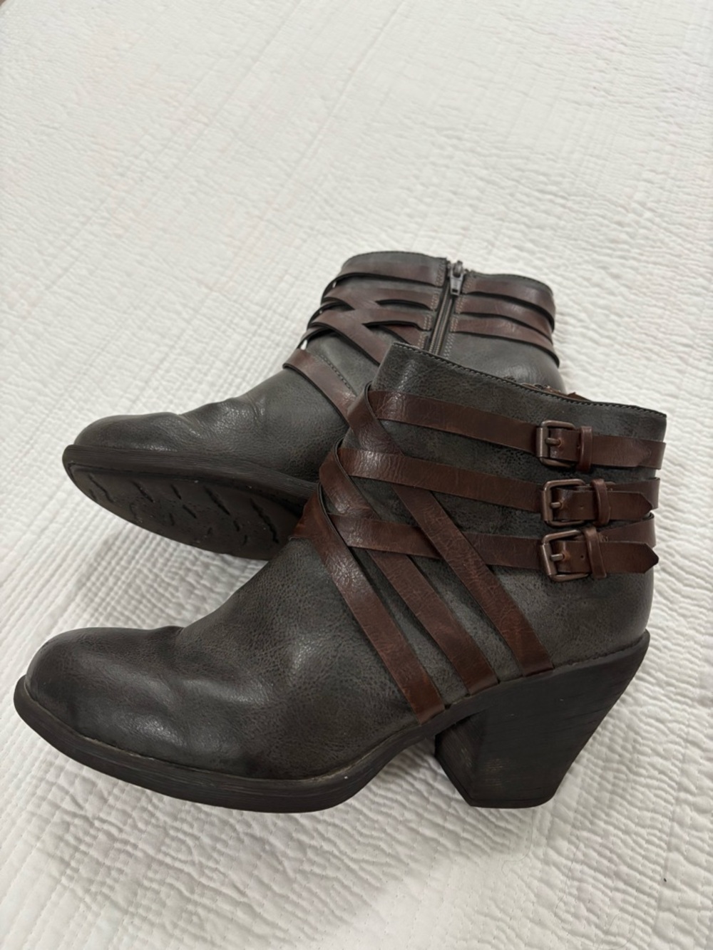 Eurosoft by Sofft Women’s Dark Gray Ankle Booties with Brown Straps Size 9